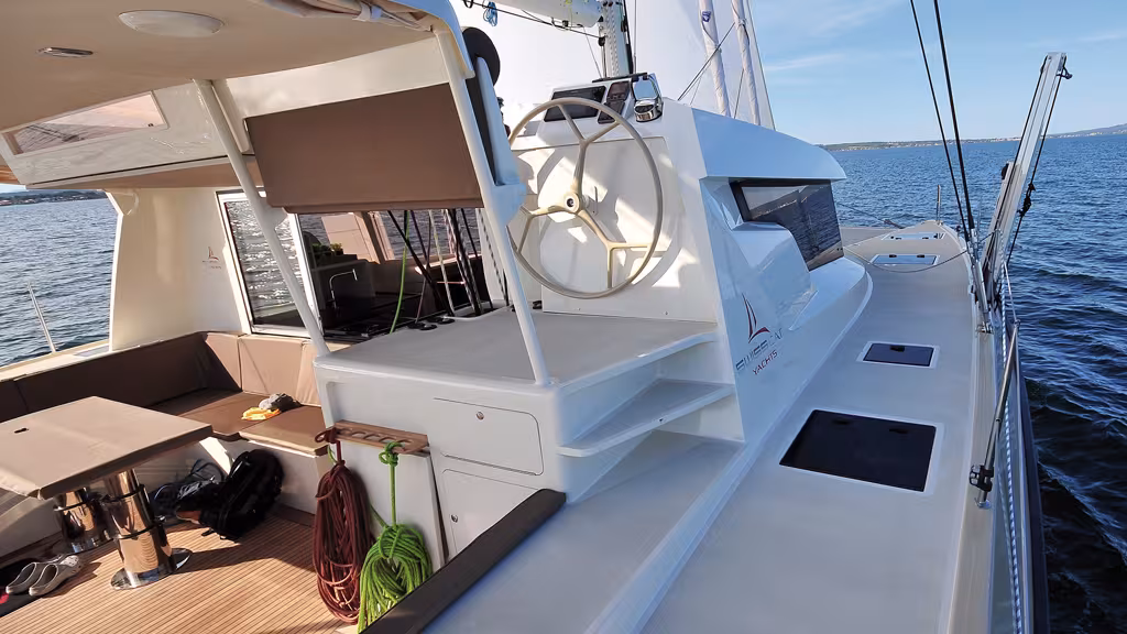 Capots flush, anti dérapant au grip remarquable et pont dépouillé ! La manœuvre des dérives s'effectue au moyen d'un line driver mécanique Antal positionné sur le support tubulaire composite. Une simple manivelle de winch permet de monter ou descen
