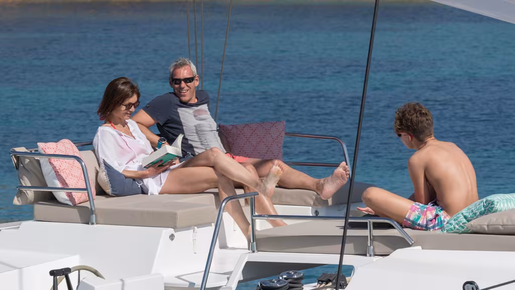 Même par bonne brise, le séjour dans le salon de flybridge reste agréable.