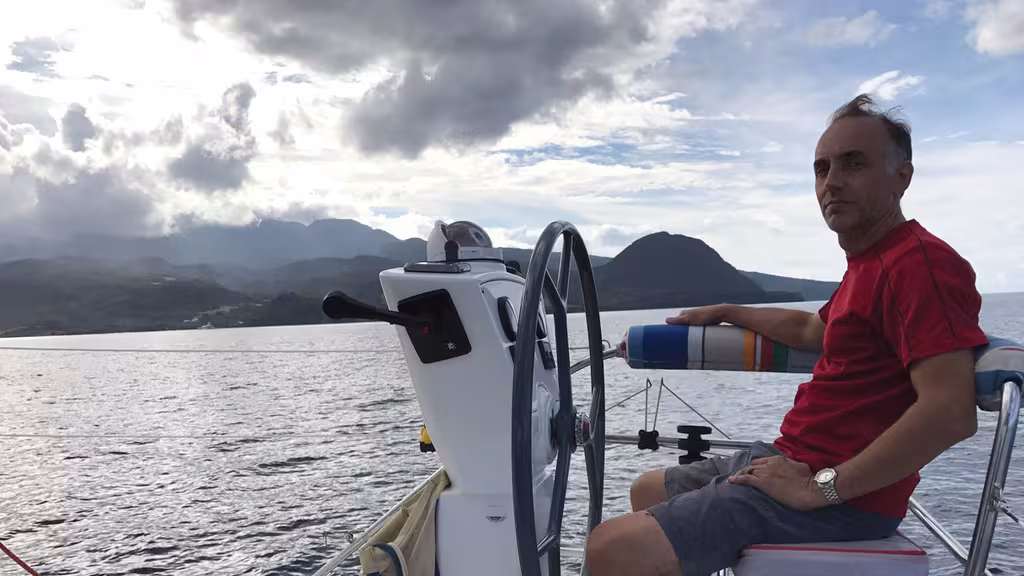 Greg, un marin heureux qui a réalisé son rêve en louant un bateau plutôt qu'en l'achetant !