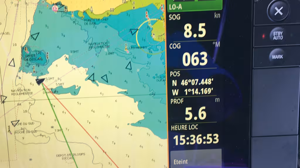 Les vitesses des catamarans modernes sont d’autant plus impressionnantes qu’elles ne se font pas au détriment de la qualité de la vie à bord. De quoi faire réfléchir les amateurs de vedettes à moteur !