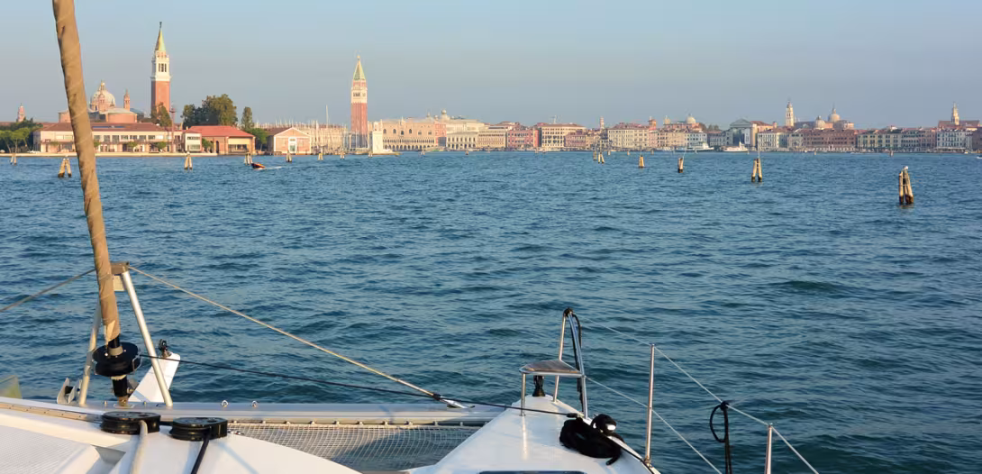 "Lady Roslyn", le Saba 50 de Catherine et Nic, est le no 1 de la série. Un des rares catamarans à pouvoir se vanter d'avoir été aussi près de la place Saint-Marc à Venise ! 