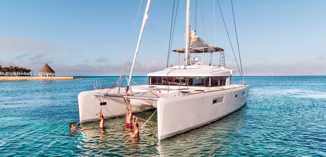 En famille, en couple ou avec des amis, le voyage en bateau permet de découvrir de nouveaux spots tous les jours. De quoi profiter à fond de la vie ! (Photo : Lagoon – Nicolas Claris)