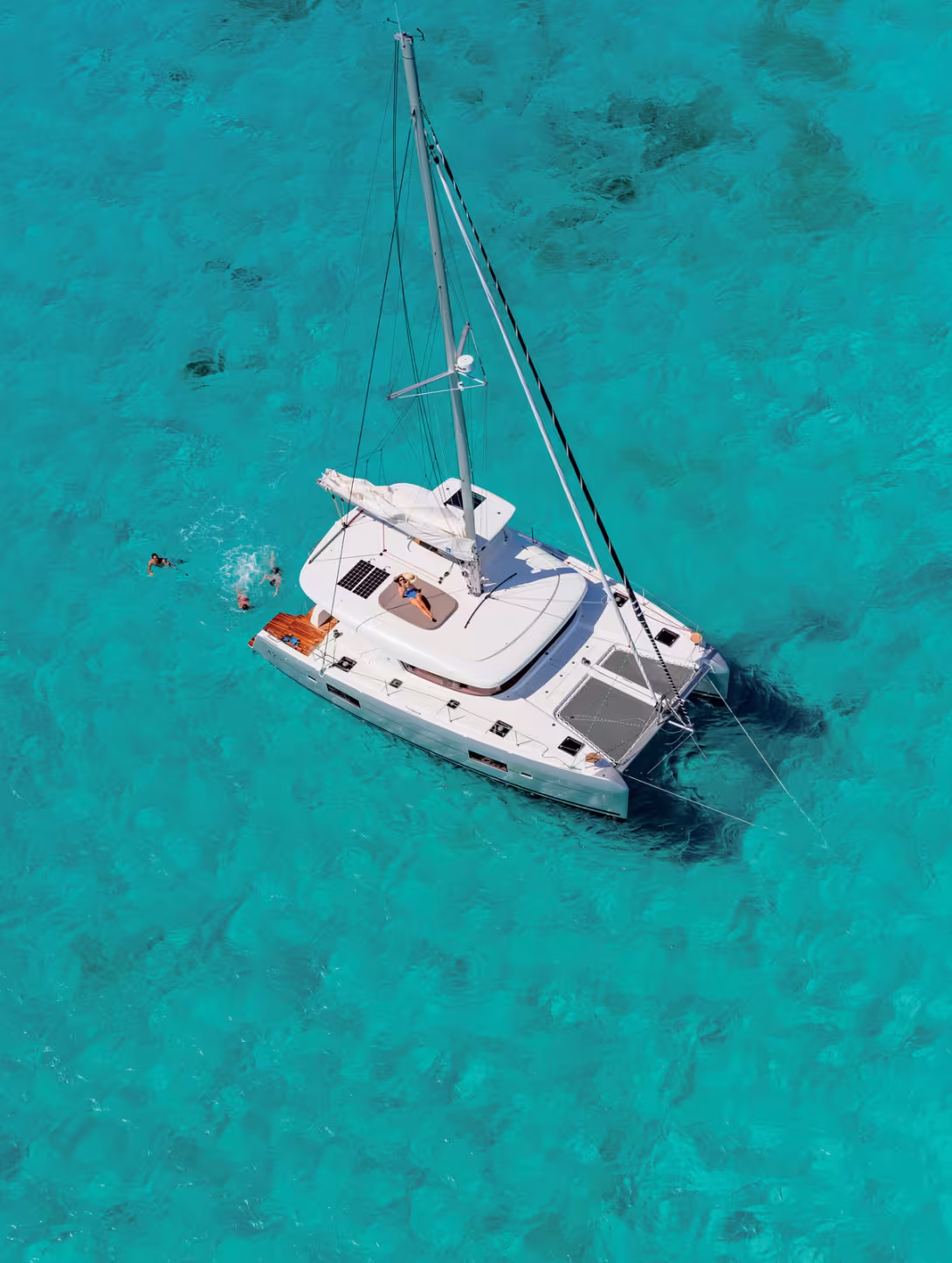 Un mouillage solitaire : il n'y a plus qu'à profiter de la vie. Bonnes vacances ! (photo : N. Claris – Lagoon)