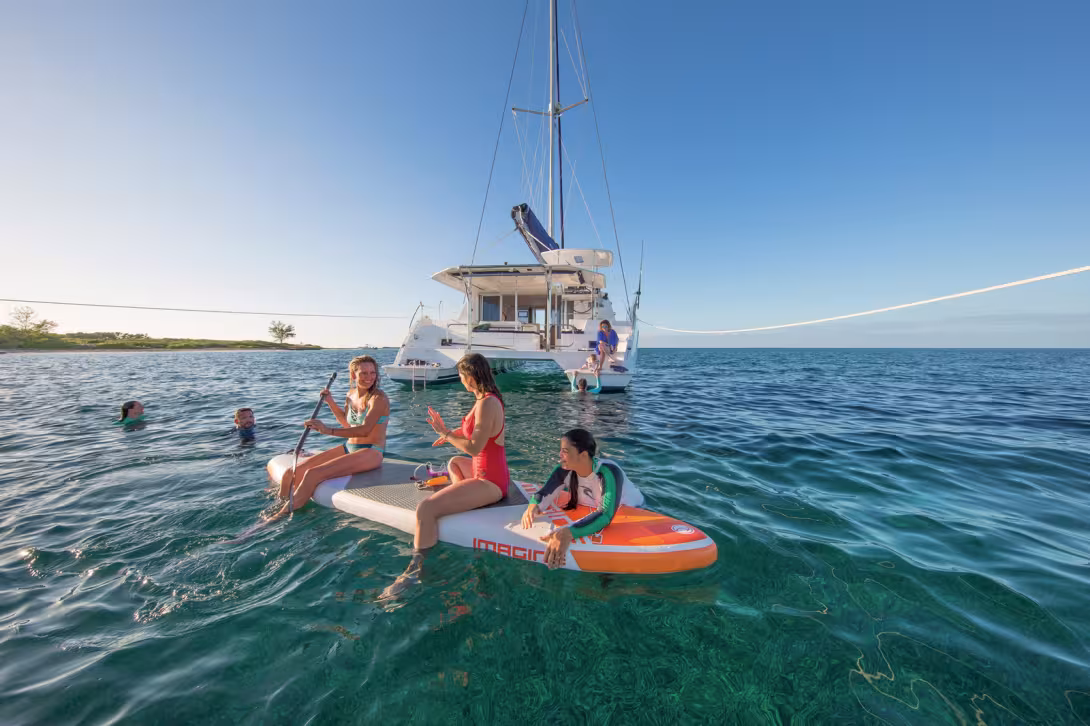 Le choix de la destination et du bateau ne fait pas tout : il faut aussi penser aux "jouets" à réserver pour s'amuser au mouillage ! (photo : Sunsail)