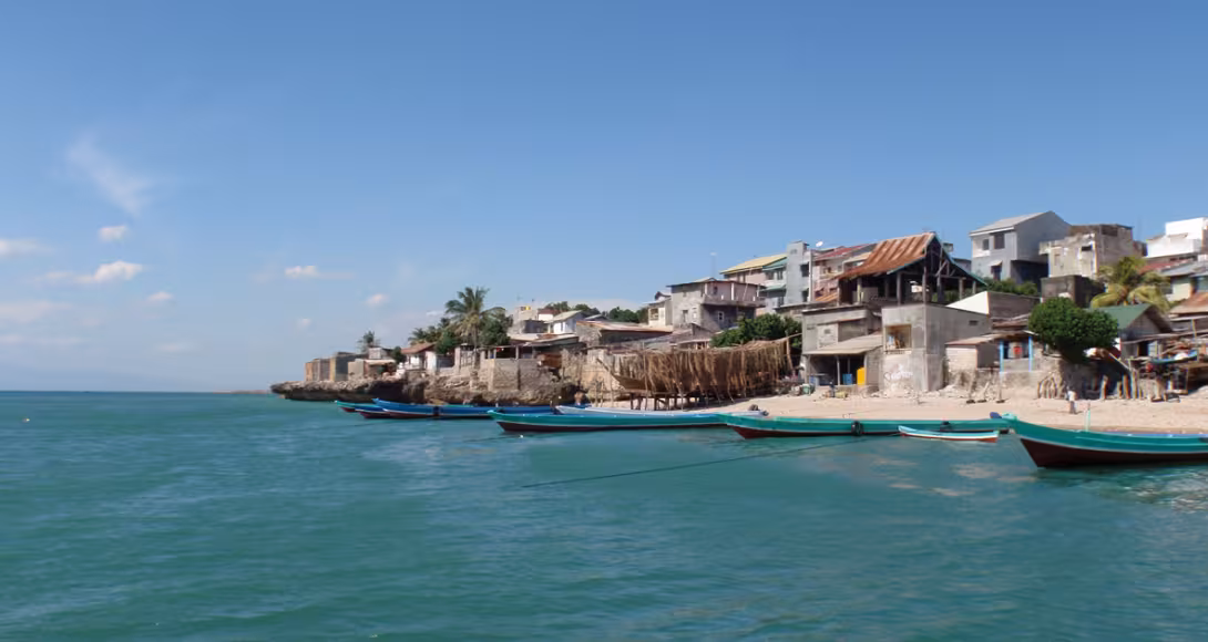 Le mouillage ouvert et venté de Kupang, porte d’entrée du Timor occidental… Pas le plus joli de notre tour du monde, mais une étape indispensable administrativement parlant.