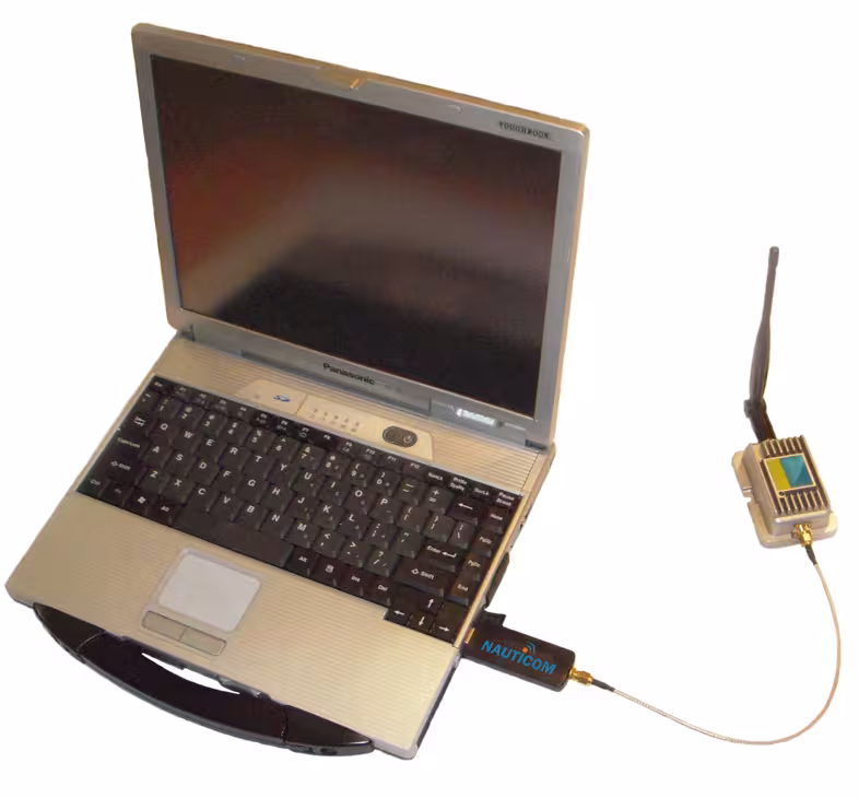 Pour se connecter sur le hotspot des marinas, une antenne avec un booster permet de recevoir correctement Internet. Mais il faut souvent passer sur un autre système dès que l'on s'éloigne du spot. Il existe cependant des endroits, comme aux Fidji, où 