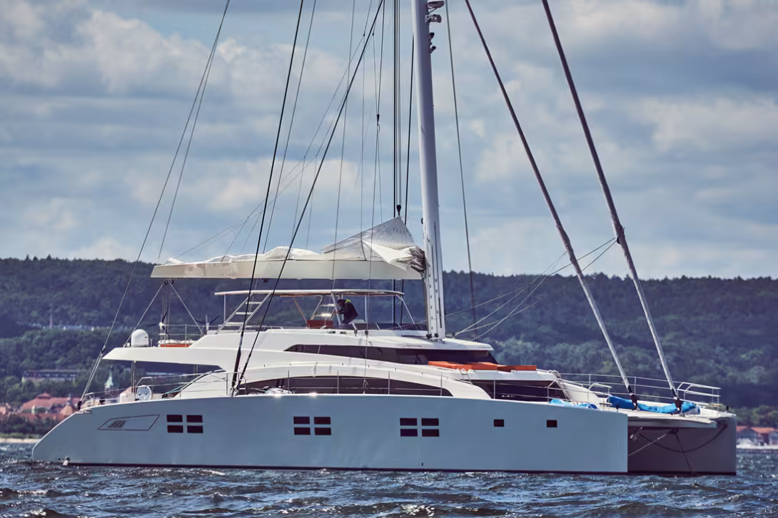 Le 88 DD est un catamaran imposant avec un tirant d’air de plus de 40 mètres… Bienvenue dans la démesure des yachts !