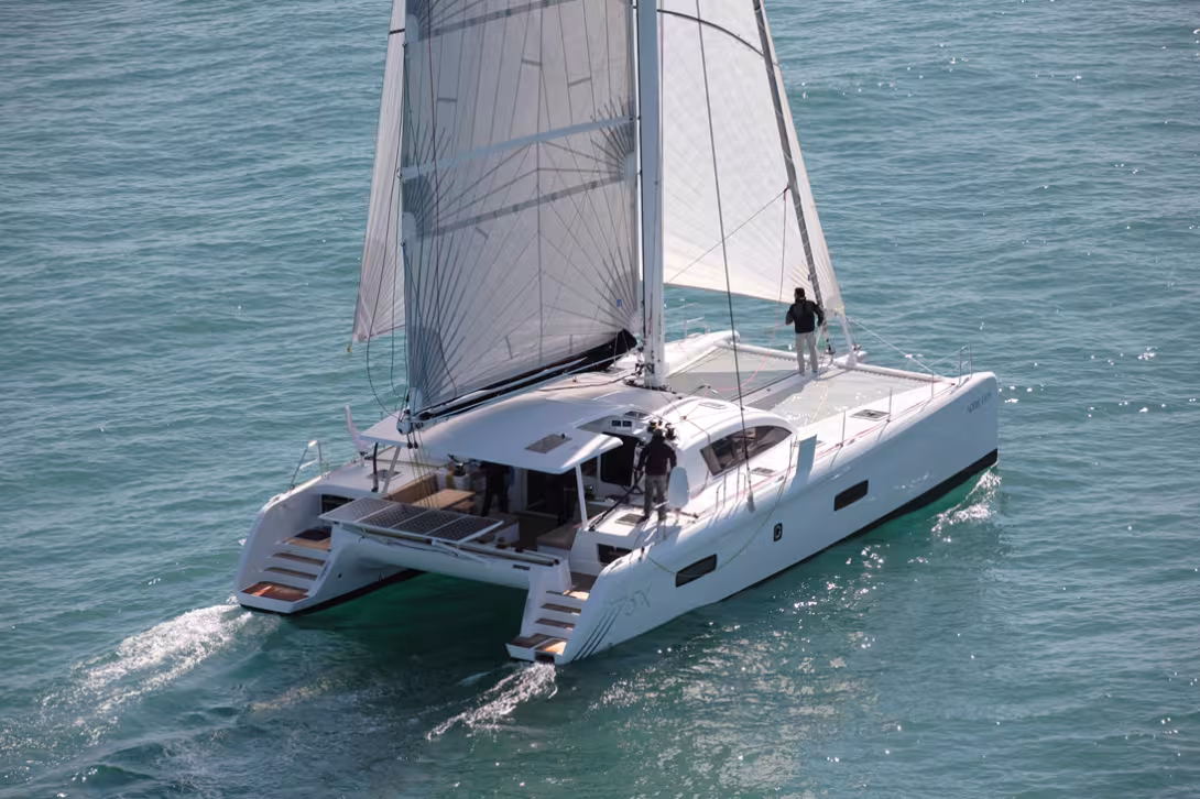 Plan de pont classique A l’image de cet Outremer 5X, les catamarans typés performance ne cèdent pas (encore ?) à la tentation du flybridge.
