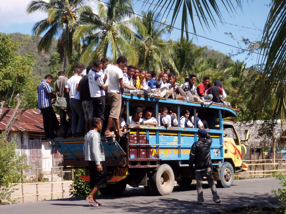 Un super bemo, chaque espace est rentabilisé à bord de ce bus/camion indispensable dans les campagnes indonésiennes.