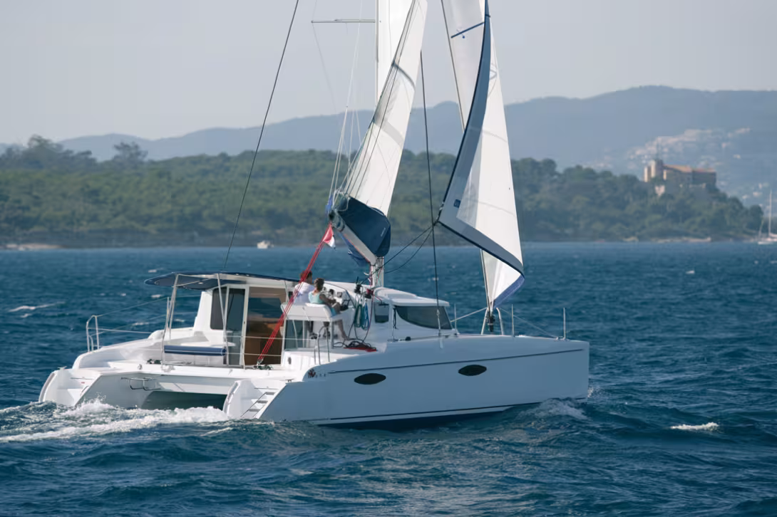 Pas trop lourd, bien toilé, et surface mouillée réduite : le Mahé 36 est plutôt performant sous voile.