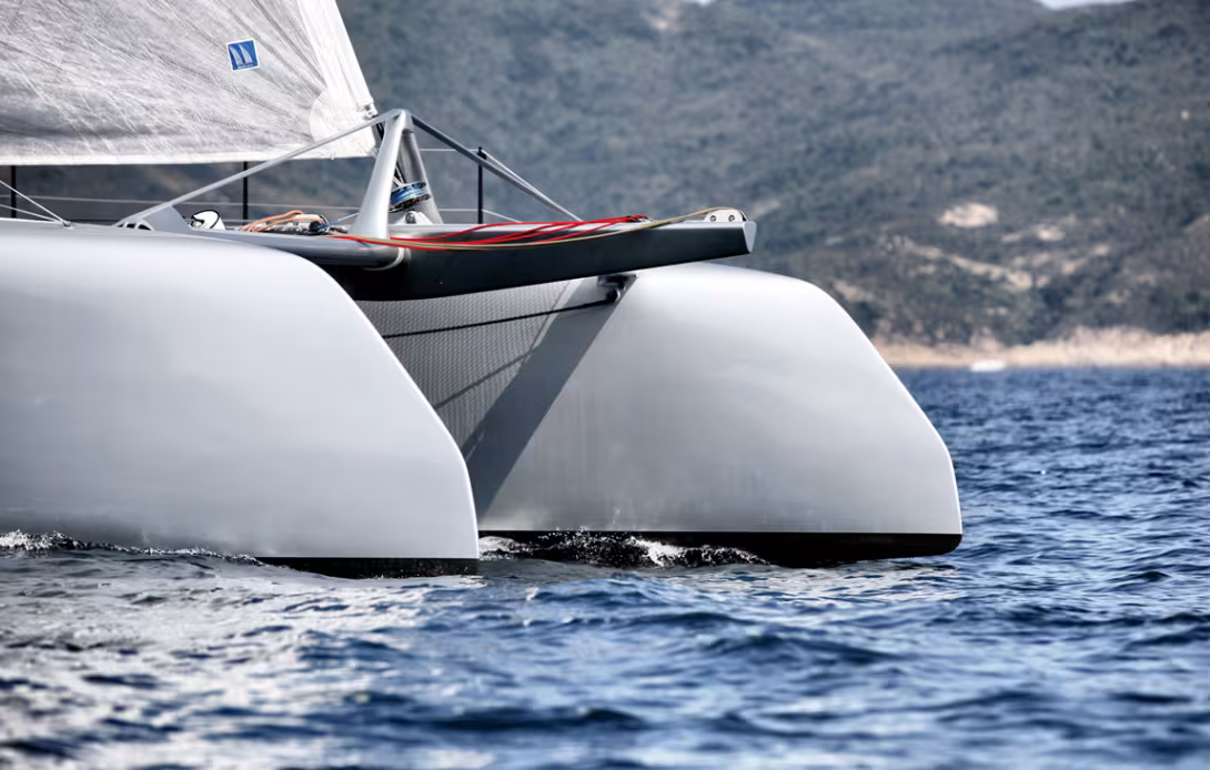 LES ETRAVES INVERSEES sur les bateaux de croisière de série sont plus dues à un effet de mode qu’à une réelle nécessité. Même si sur les unités les plus sportives cela peut se justifier…
