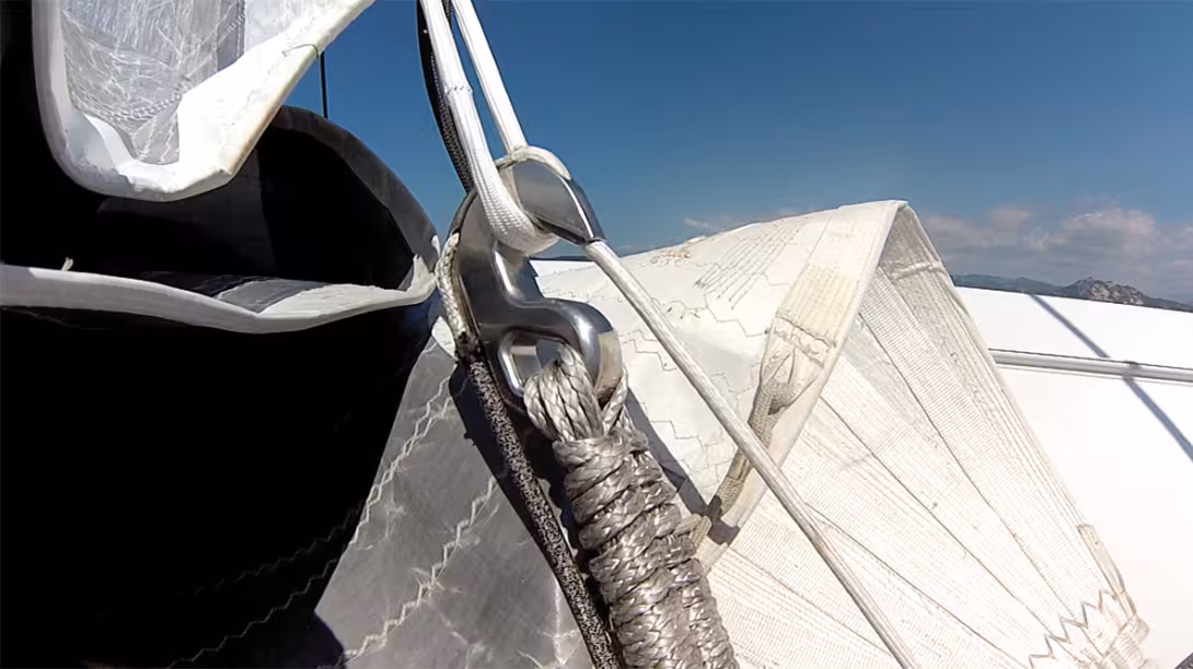 L’ACCASTILLAGE ET LES BOUTS TEXTILES, largement élaborés et éprouvés en course, sont des solutions très utilisées sur nos bateaux de croisière aujourd'hui. Ils permettent par exemple d’adapter une grand-voile à corne.