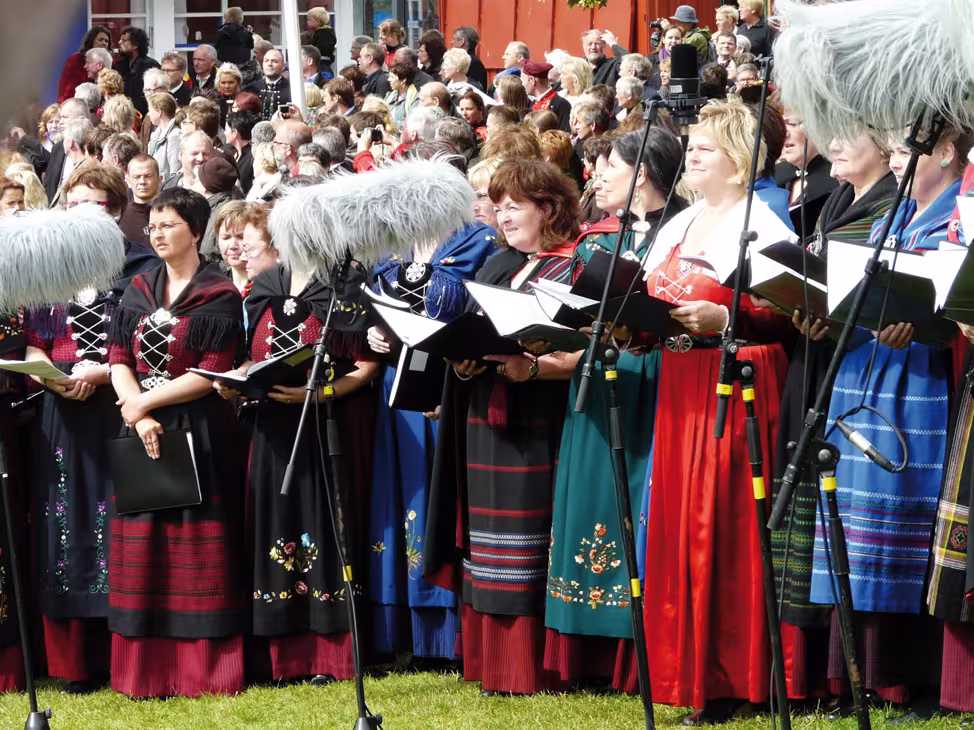 La fête nationale à Torshavn (Féroé). Notez les protections de micro pour la prise de son avec force 10…