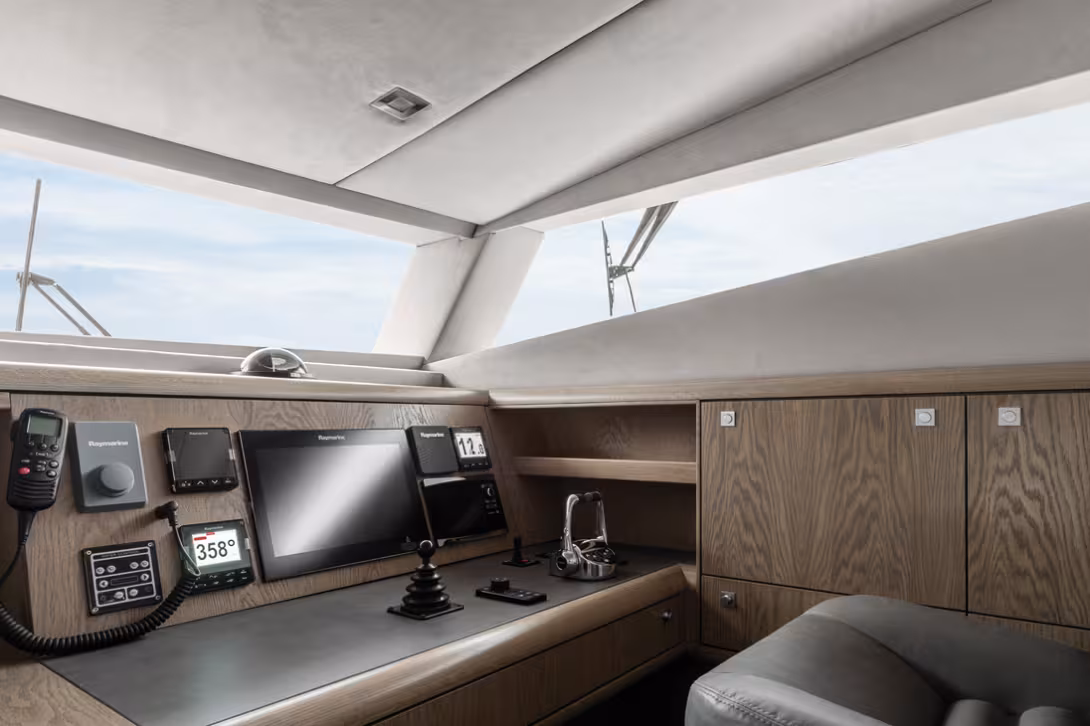 Le poste de pilotage intérieur offre une bonne vision sur l'avant du plan d'eau. D'ici, on peut manœuvrer le bateau tout en restant au chaud pendant les quarts de nuit.