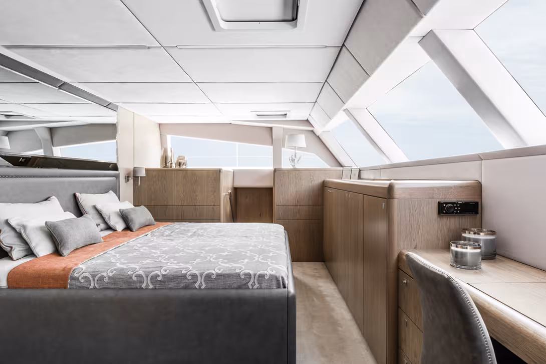 La cabine de l'armateur occupe toute la partie avant du roof et offre une vision panoramique à 180°. Elle est munie d’une grande banquette-lit surélevée lorsque les enfants veulent rejoindre les parents, et sa salle de bains est placée dans la coqu