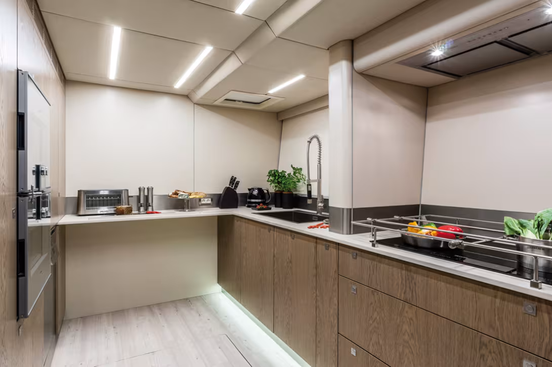 La cuisine est équipée professionnellement, et offre des espaces de stockage réellement impressionnants. Une cave à vin et de grands congélateurs trouvent leur place dans la soute sous les planchers.