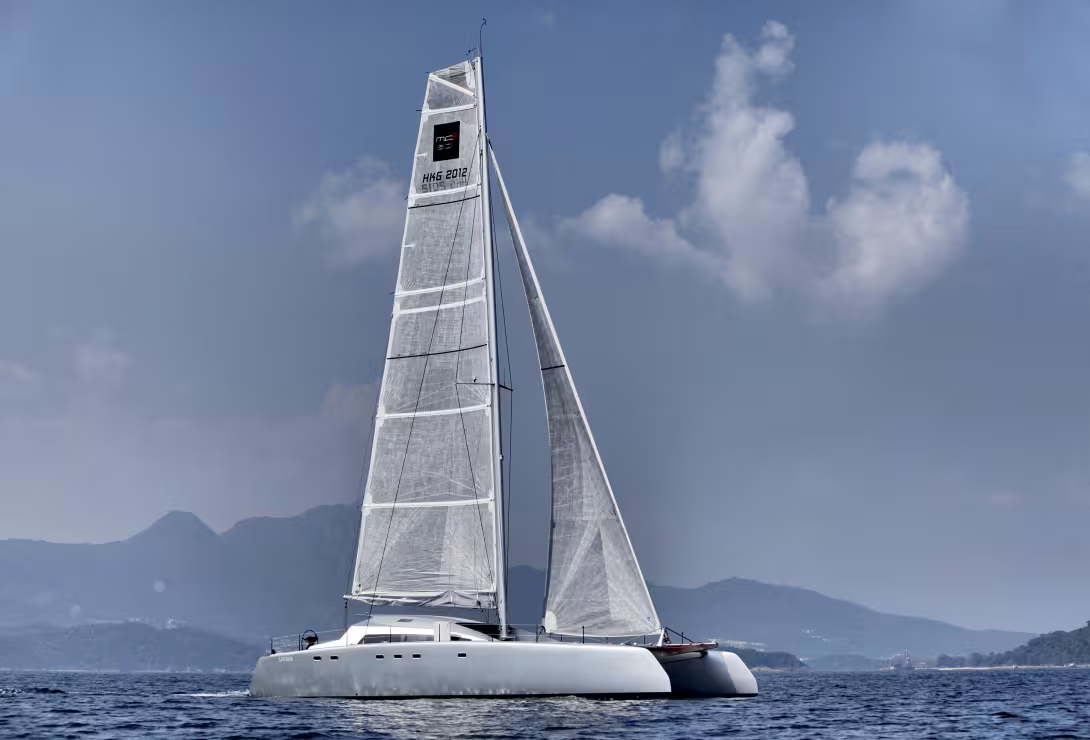 Selon la configuration des voiles, le Bañuls glisse à 10-11 nœuds avec moins de 10 nœuds réels…