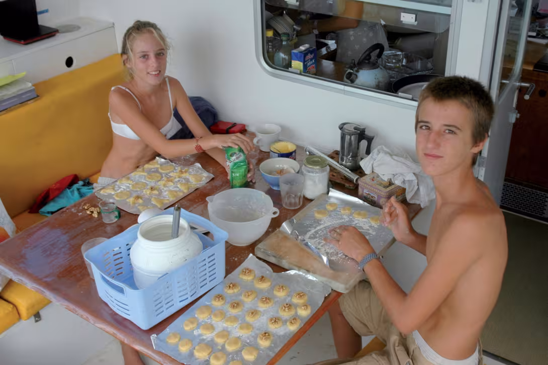 Séquence pâtisserie pour occuper le petit équipage, à bord de Jangada.