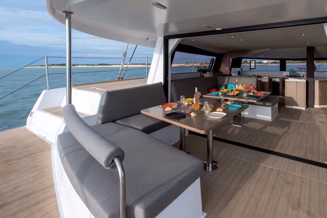 Neel n'a pas inventé le volume ouvert entre le roof et le salon de pont, ni l’accès de plain-pied, pas plus que le lounge deck, la navstation ou la pleine vision vers l’avant, mais en important ces concepts de catamarans sur une géométrie à 3 coq
