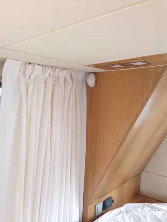 Le capteur de présence fonctionne par infrarouge, attention à ce qu’il ne soit pas occulté. Il faut en général éviter de les exposer aux rayons du soleil et dans des zones de forte ventilation.