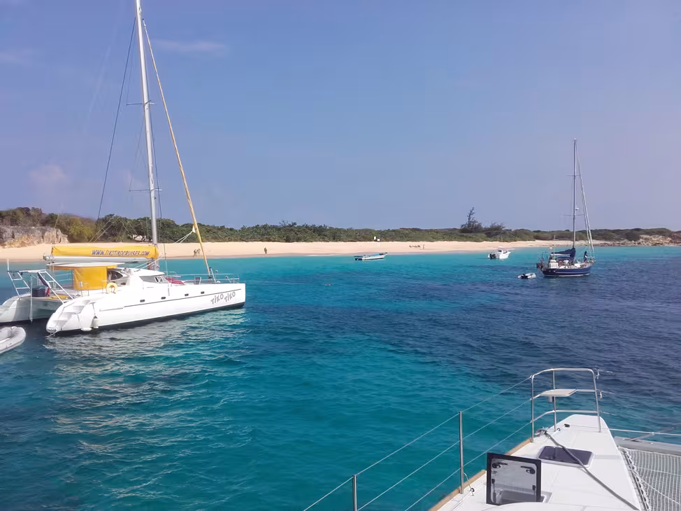 Avant de pouvoir profiter d'un mouillage devant les îles enchantées des Antilles, il va falloir traverser l'Atlantique…