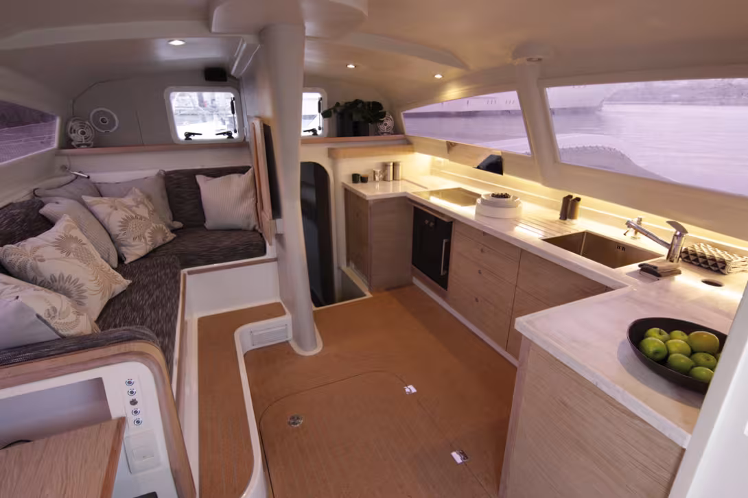 La table du carré est amovible, qui aurait pu imaginer il y a peu une telle cuisine à bord d'un trimaran de performance ?