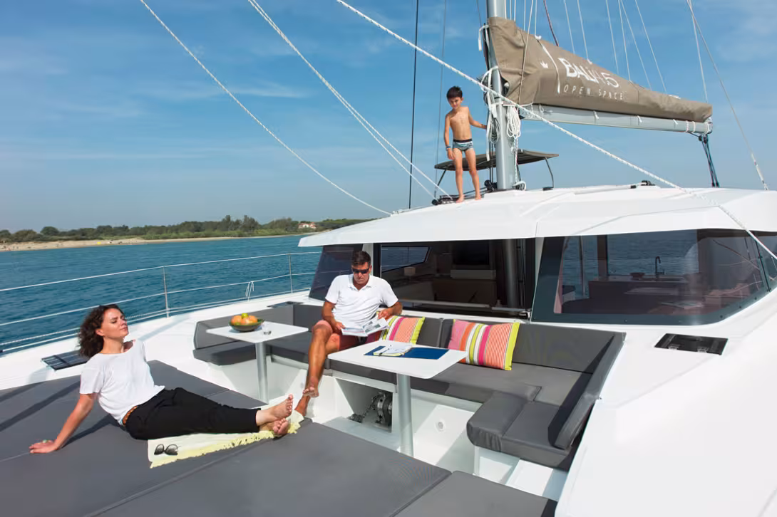 La principale innovation du plan de pont, c’est le grand bain de soleil/cockpit qui prolonge le rouf – finis les trampolines !
