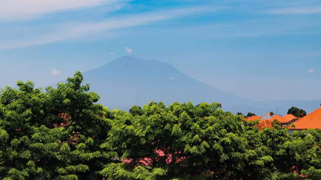 A Bali, les volcans ne sont pas là que pour faire joli : ils tonnent !