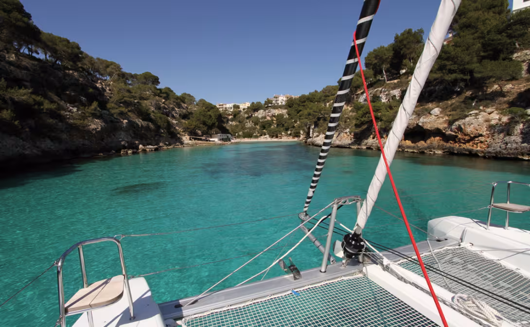 Les deux moteurs diesel d’un catamaran permettent une grande précision de manœuvre, au port comme dans ce mouillage étroit. 