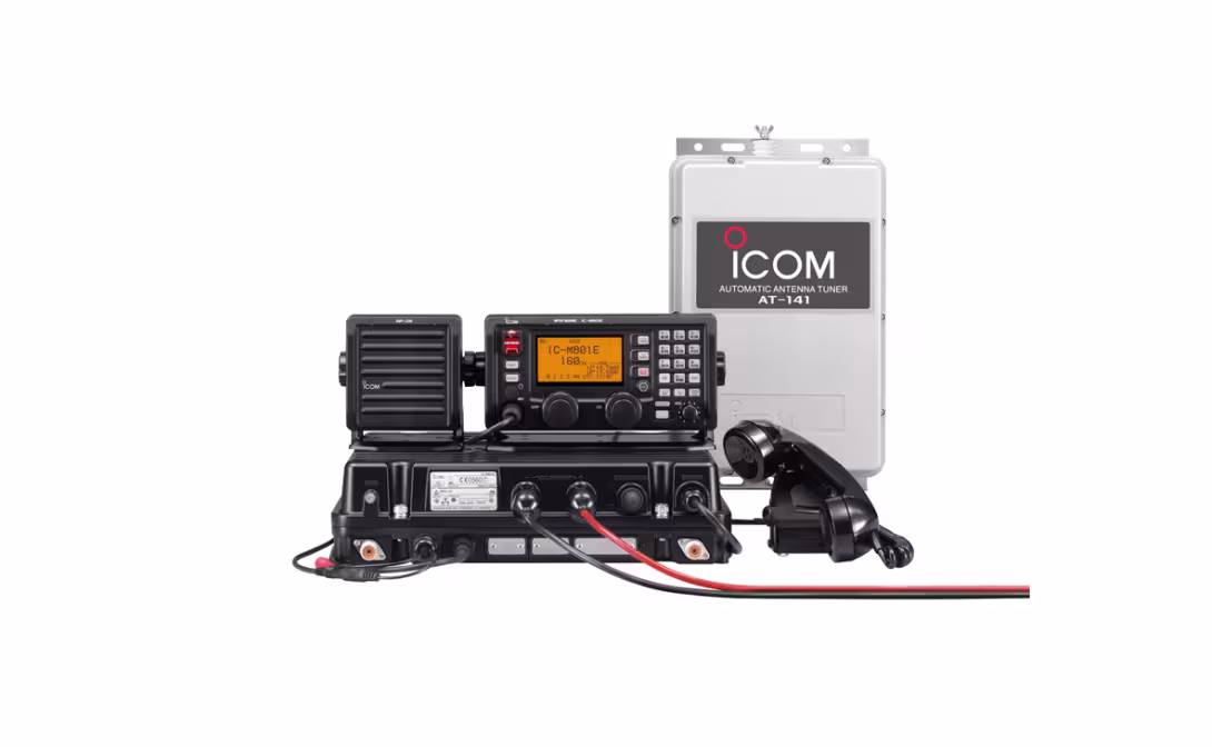 Internet avec la BLU. Le pack Icom intègre un modem Pactor qui permet de recevoir des e mails et des fichiers météo via un serveur Sailmail ou Airmail. Fiable, pratique et surtout très économique, car les ondes sont gratuites.