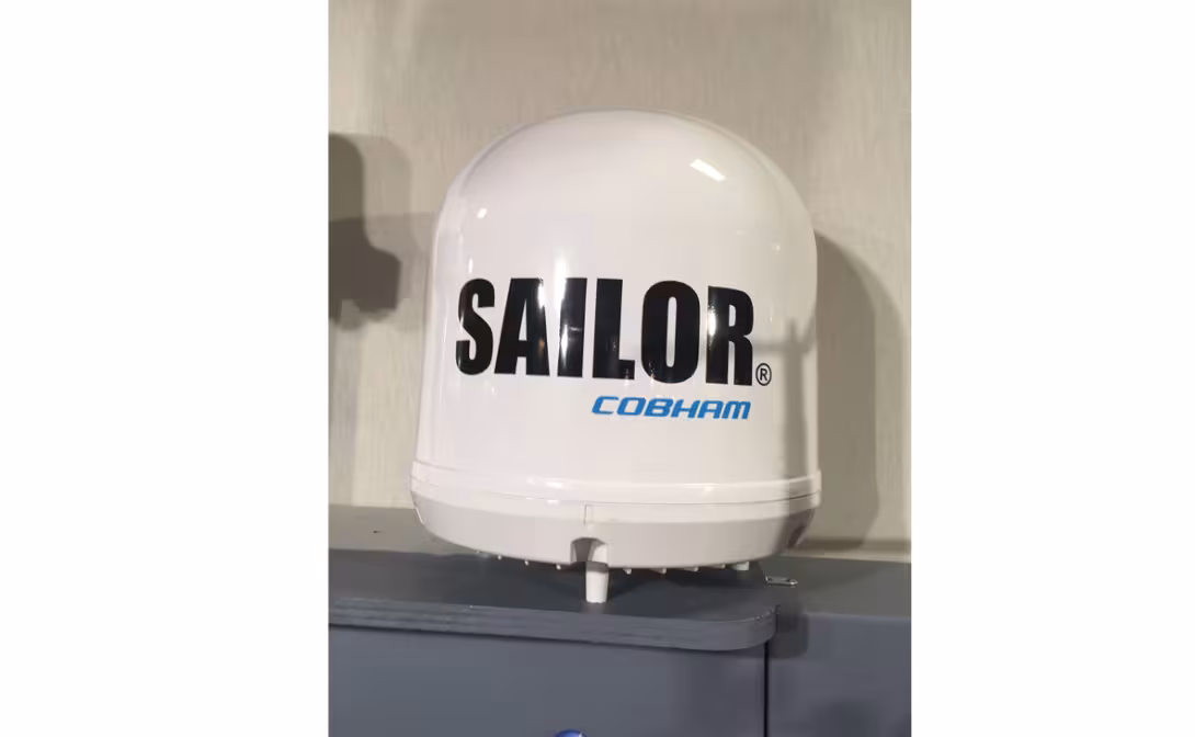 Avec une antenne radôme comme la Sailor 500, le débit permet d’envoyer et recevoir photos et petits films via le réseau Inmartsat. Son encombrement est faible, mais le prix des communications commence à être conséquent.