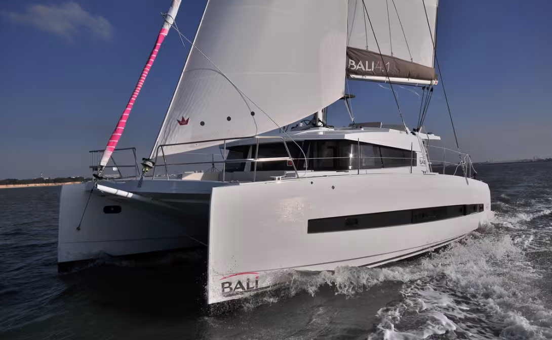Un catamaran confortable doté de bonnes qualités dynamiques ! Ici, dans moins de 15 nd de vent.
