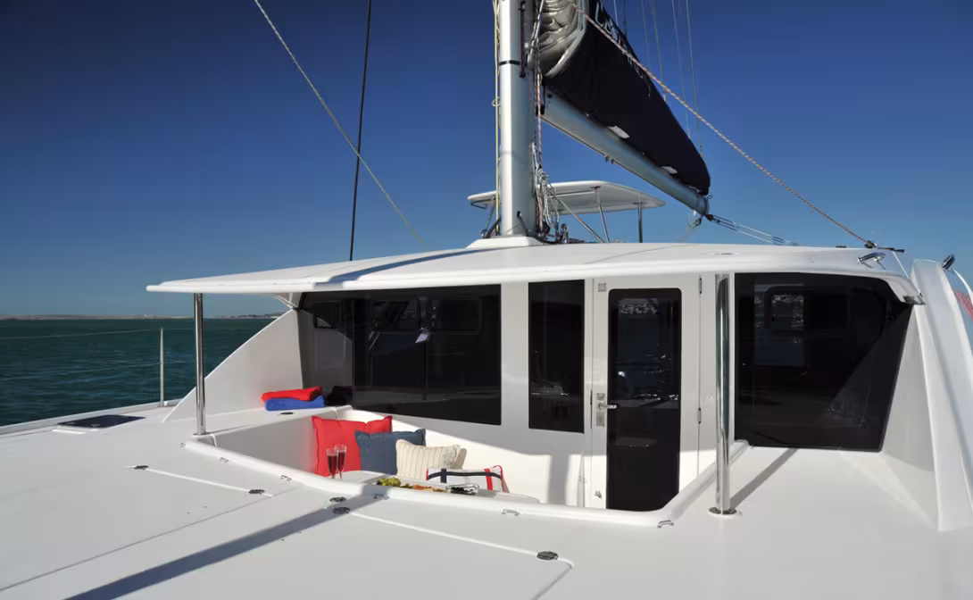 C’est LA nouveauté du bord : un cockpit avant directement accessible du carré ! Bien vu…
