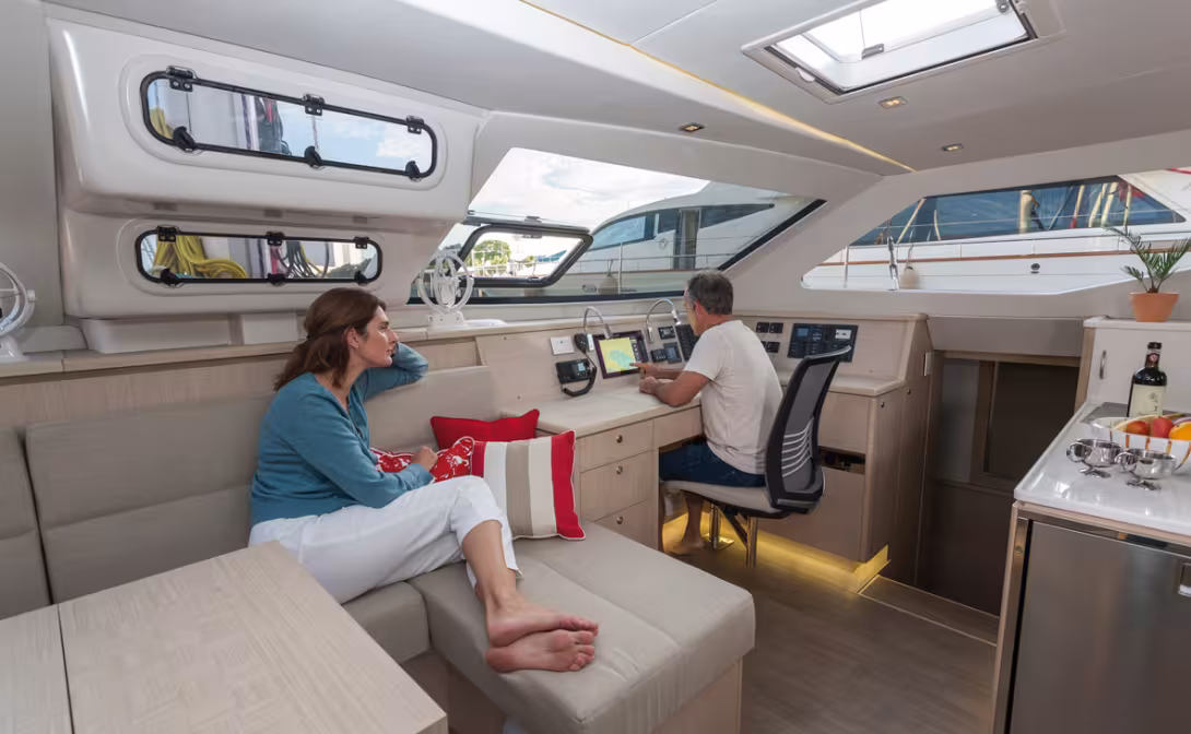 Ventilation généreuse, lumière abondante, espaces à vivre différenciés , intimité et convivialité maîtrisées, relations intérieur-extérieur travaillées : un catamaran paré pour tous les climats.