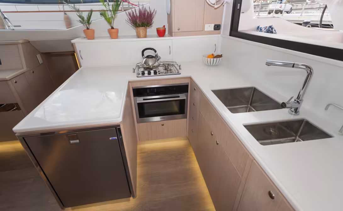Une cuisine très bien conçue, à vivre tous les jours et par tous les temps ! La liaison vers l'extérieur par fenêtres coulissantes est originale et très agréable d'usage.