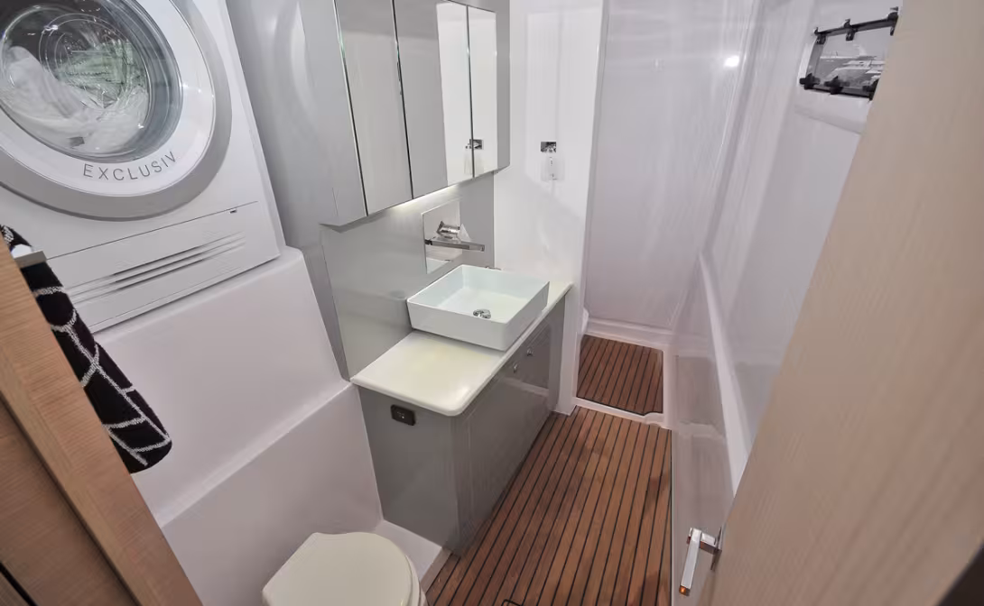 La salle de bains de la coque tribord (propriétaire). Belle, spacieuse et pratique.