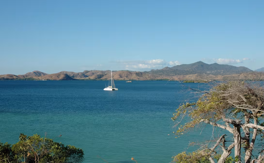 Jangada au mouillage (désert) sur la côte nord de Florès, archipel de la Sonde…