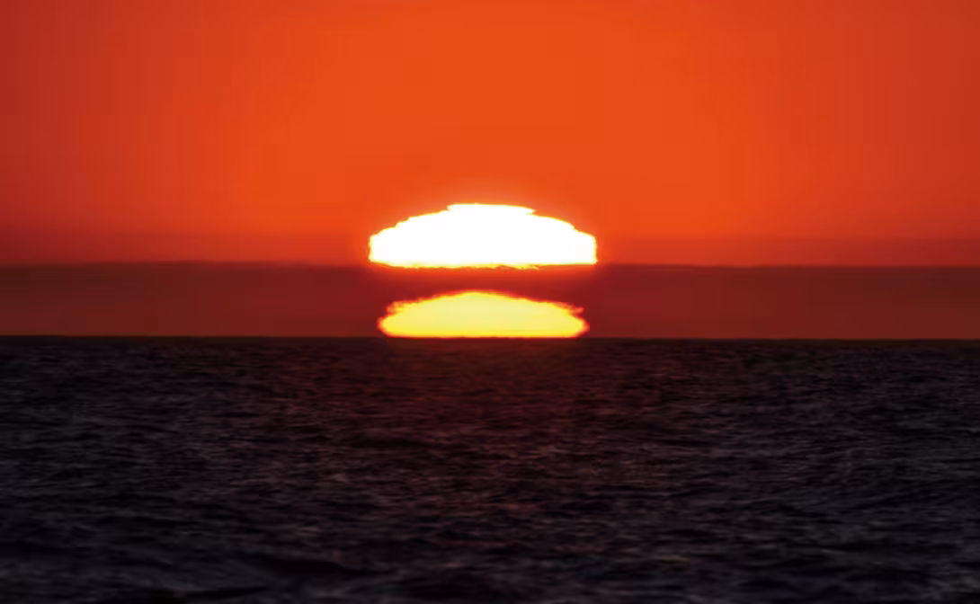 Mirage spectaculaire sur un coucher de soleil : le soleil remonte vers le haut pour se coucher au-dessus de l’eau… à l’envers !