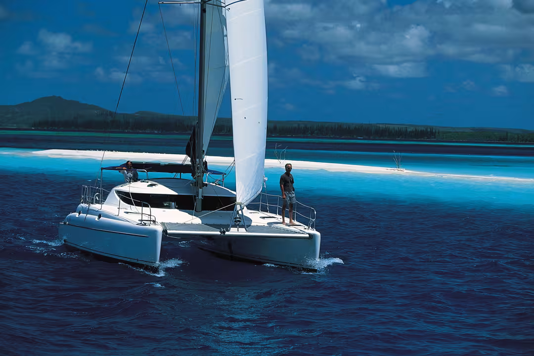 Plutôt bien toilé et surtout assez léger, ce catamaran est réputé bon marcheur.
