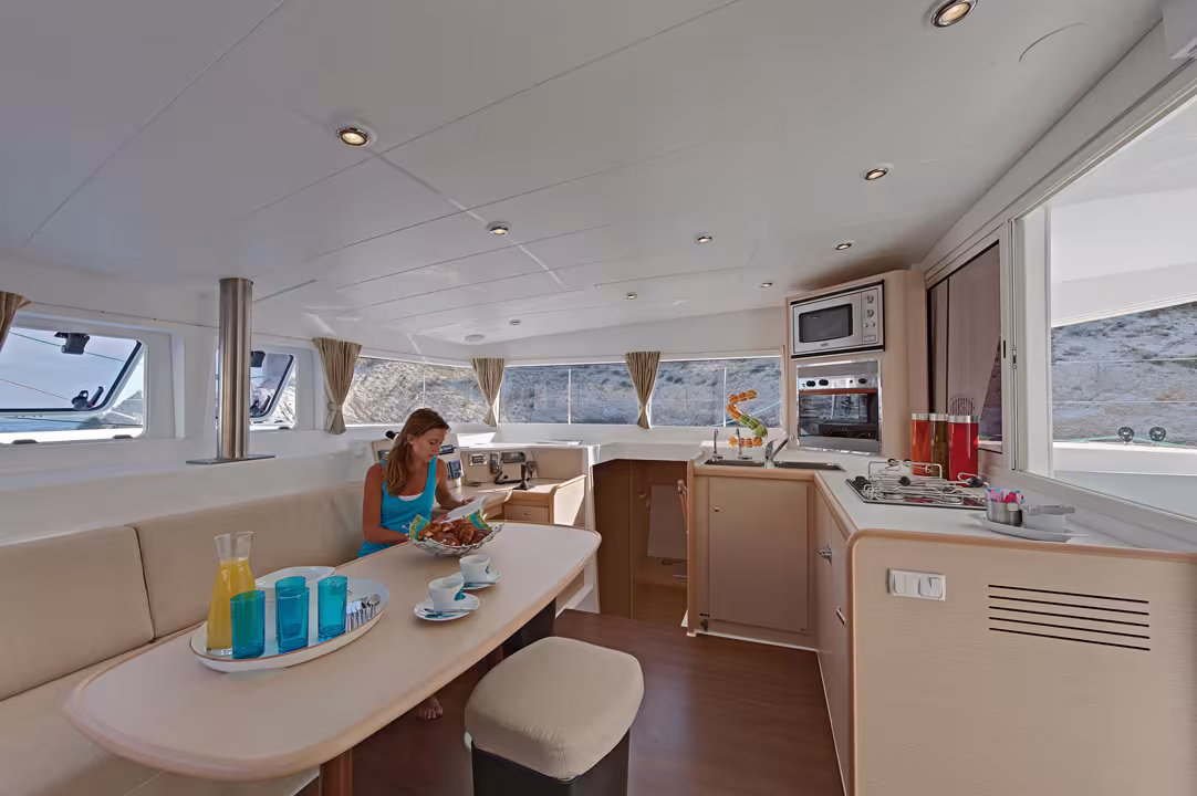 La version Propriétaire, qui offre à l’heureux skipper une coque complète avec grande salle d’eau et bureau, a notre préférence. On peut même fermer la descente pour s’isoler de la nacelle.  