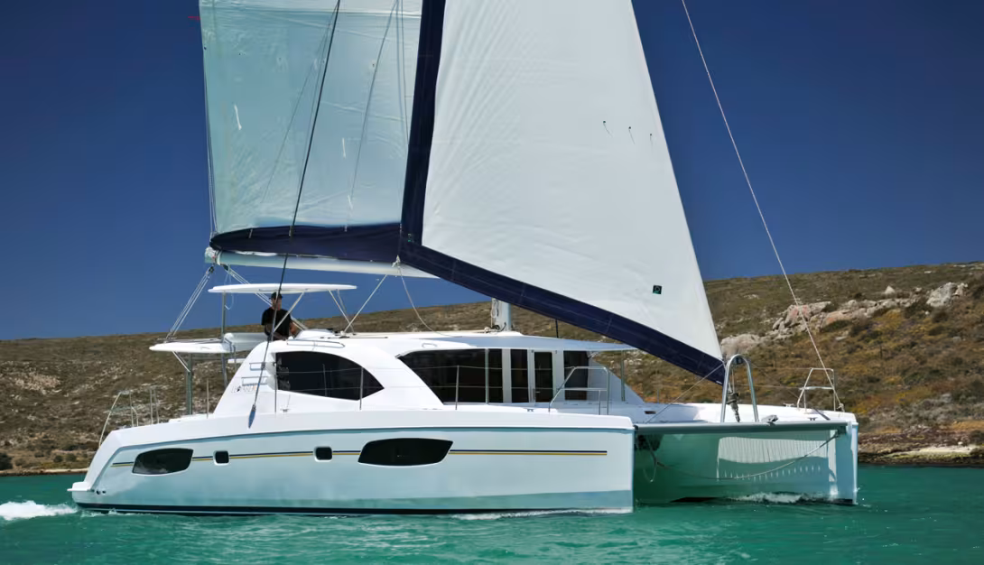 Grâce à ses doubles redans, le Leopard 44 parvient à conserver des coques assez fines à la flottaison.