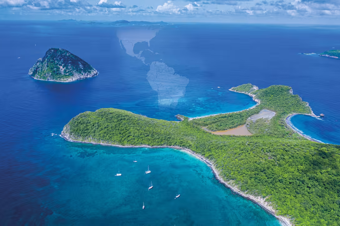 Le mouillage principal, à l’ouest de l’île, est bien protégé du vent d’est dominant.