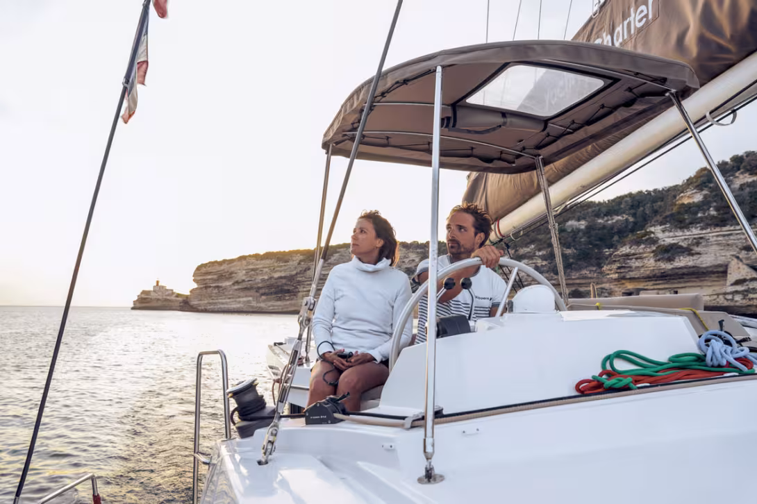 
2/ Le poste de barre se prête parfaitement à la navigation en équipage réduit tout en restant convivial.
