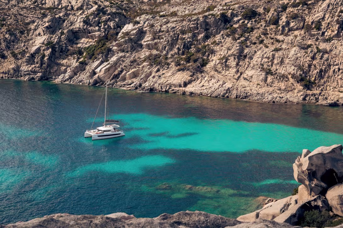 Escale aux abords de l’île de Caprera, dans l’archipel de la Maddalena.