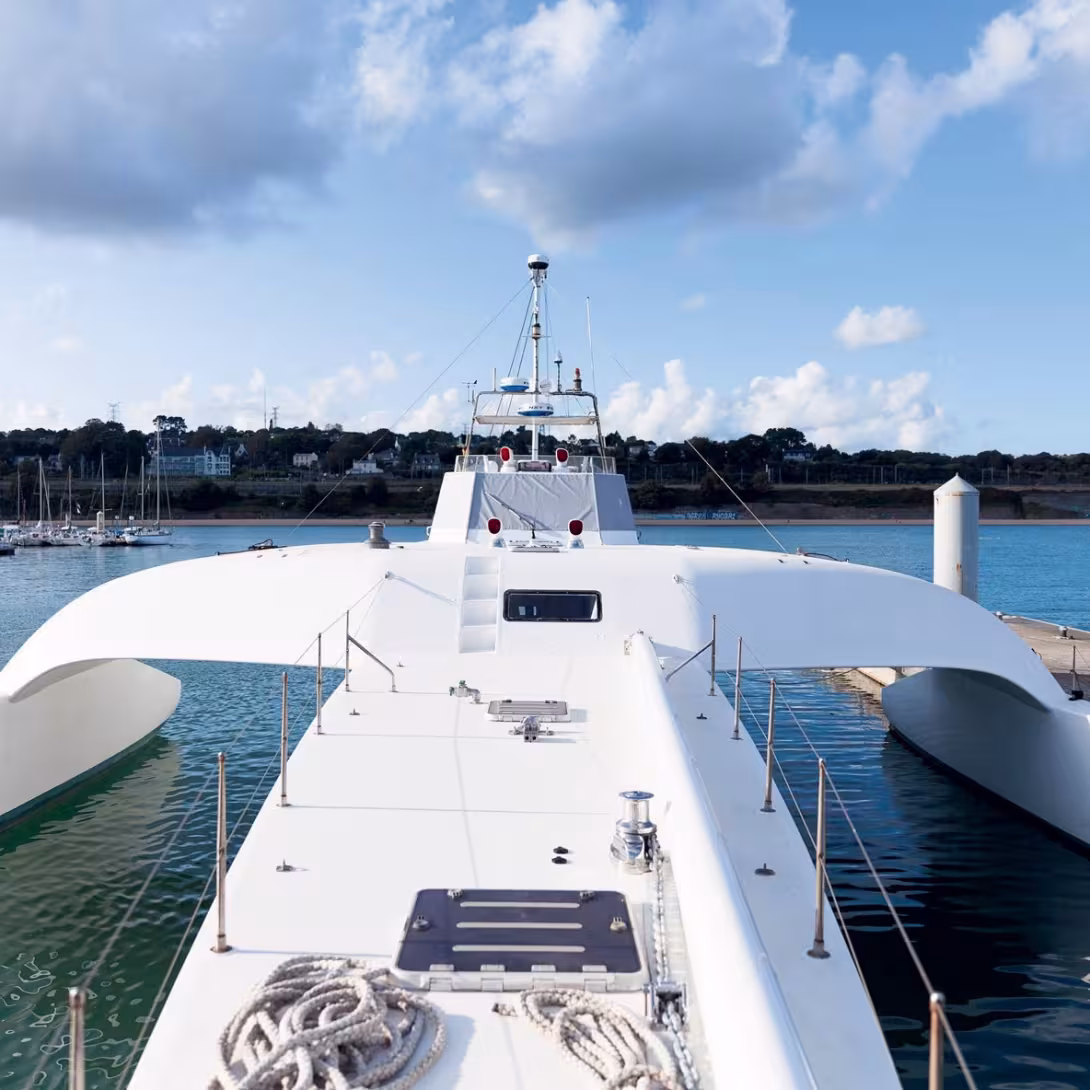 Le trimaran à moteur Ocean Alchemist (aujourd’hui Titaïna Explorer) a été conçu pour assurer la couverture  médiatique des courses au large. Mis à l’eau en 1998, il mesure 30 m de long par 12 de large. Sa faible consommation associée à des r?