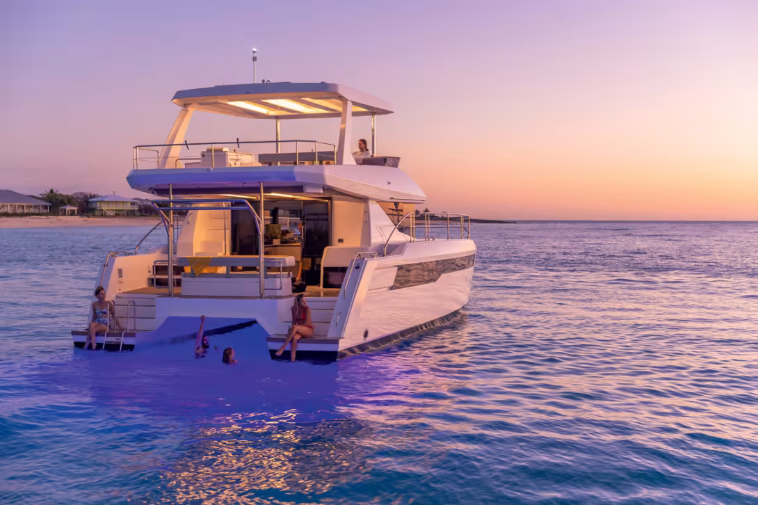 Le 40 reprend les codes du 53 et du 46 : il profite d’un look moderne et élégant tout en  restant facile à manœuvrer grâce à sa taille compacte. Notez le design du flybridge : vu de profil et de l’avant, il conserve un finesse qui ne  nuit pas ?