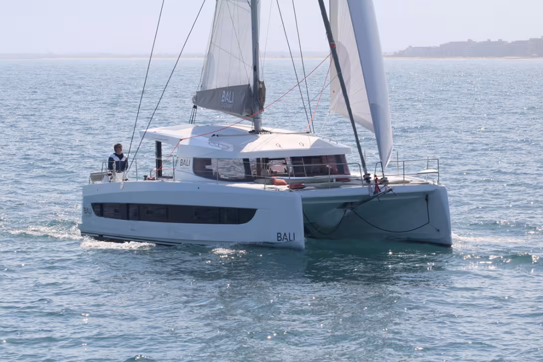 Le Bali Catsmart est vivant sous voile, même par petit temps : une excellente surprise !