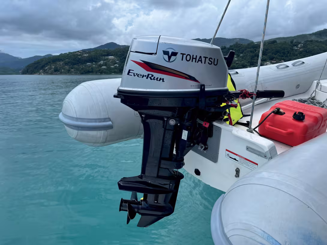 Le circuit d’alimentation d’un dinghy est plus exposé qu’il n’y paraît ; la nourrice, tout comme les tuyaux et raccords, sont exposés aux agressions extérieures et aux mouvements brusques. Deux bons réflexes de base : bien attacher la nourr