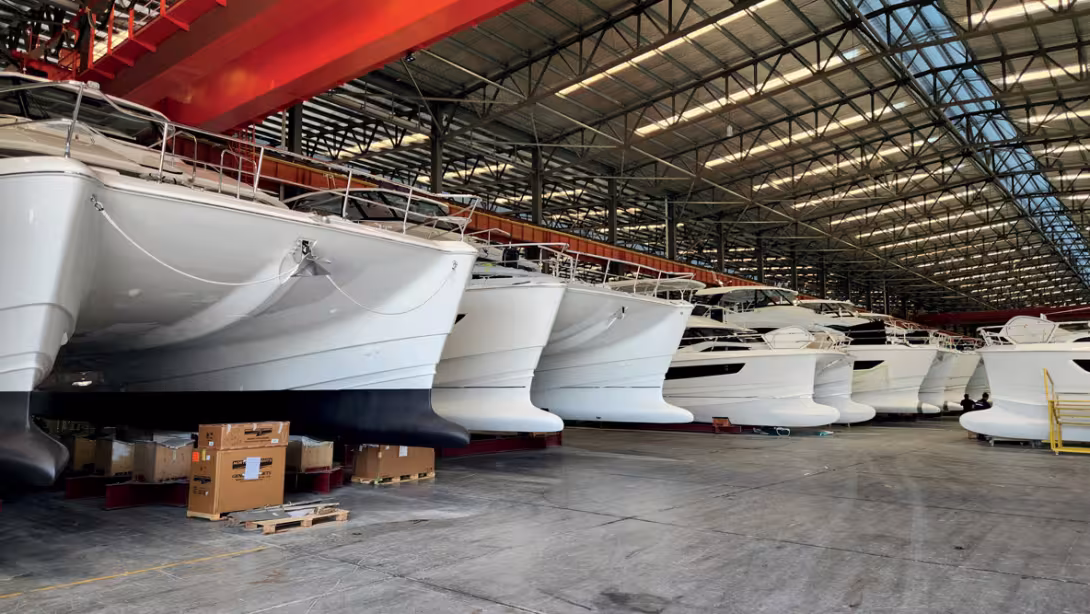 Lors de notre visite de cette usine d’assemblage de 288 m de long, il s’y trouvait 50 powercats à différents stades de construction.