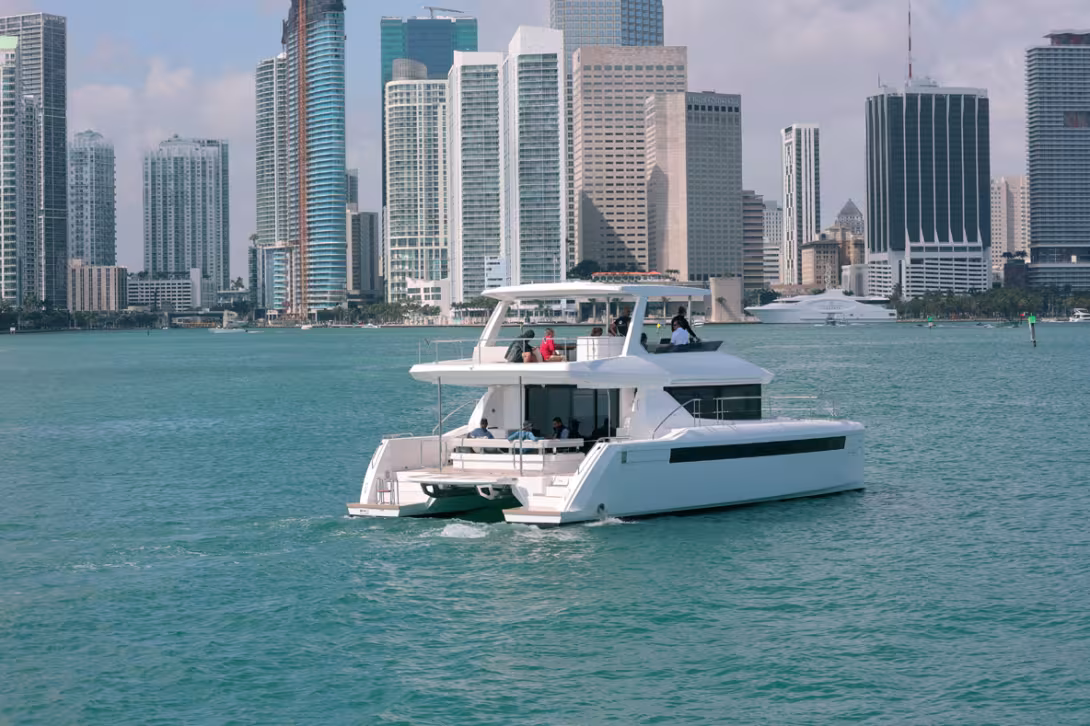 La baie de Key Biscayne baigne une bonne partie du front de mer de Miami et offre  l’opportunité de naviguer dans un décor mêlant gratte-ciels et cocotiers. 